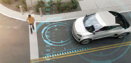 차량 전방의 보행자를 감지하는 보행자용 AEB 시스템.  프리스케일 제공